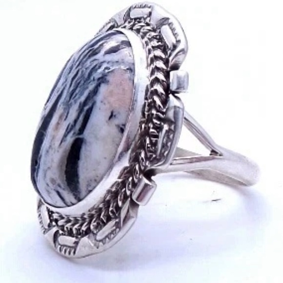 NAVAJO HANDMADE .925 STERLING SILVER WHITE BUFFALO RING - SIGNED & STAMPED. - Picture 4 of 5